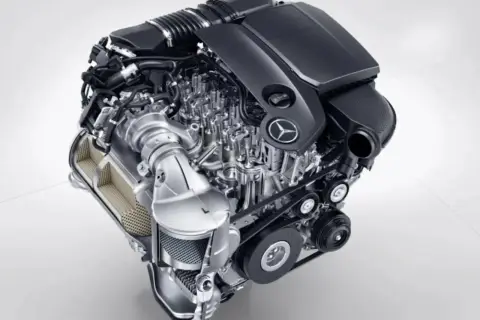 Silnik benzynowy Mercedes-Benz z turbosprężarką, przykład jednych z najlepszych silników benzynowych.