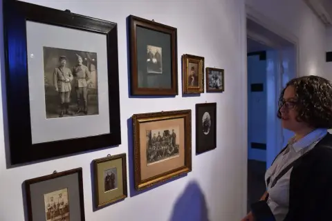 Kobieta ogląda galerię starych fotografii. Czy robienie komuś zdjęć jest karalne? W tym przypadku to historia uwieczniona na papierze.