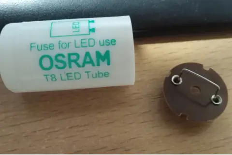 Osram T8 LED Tube fuse. Obok okrągły element, być może statecznik do lampy.