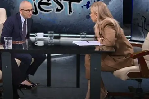 Anna Jędrzejowska w programie TVN dyskutuje z gośćmi przy stole.
