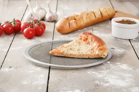 Idealnie wyrośnięte ciasto na pizzę, czosnek, pomidorki i bagietka czosnkowa.