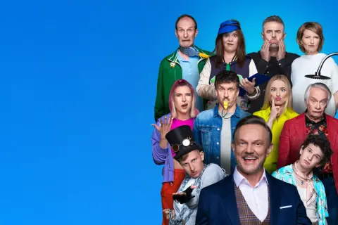Grupa ludzi z zabawnymi minami, jeden z gwizdkiem, inny z prysznicem. Kto się śmieje ostatni?