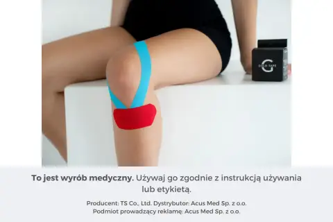 Kolano z niebieskimi i czerwonymi tejpa. Zastanawiasz się, jak długo nosić tejpy? Stosuj zgodnie z instrukcją.