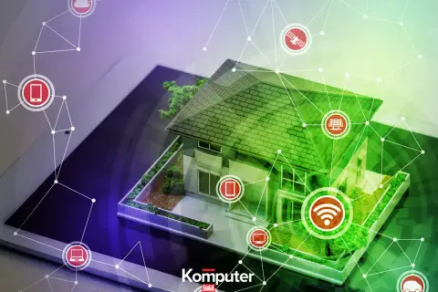 Model domu na tablecie, połączony z ikonami urządzeń przez cyfrową siatkę.
