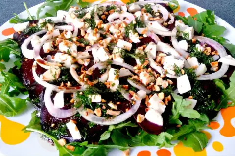 Carpaccio z buraka z fetą, orzechami i sosem. Aromatyczna przystawka, która zachwyca smakiem i wyglądem.