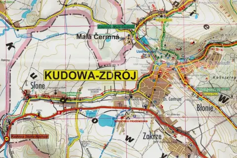 Mapa turystyczna z zaznaczonymi szlakami i miejscowościami, w tym Kudowa-Zdrój. Widoczne góry i doliny.