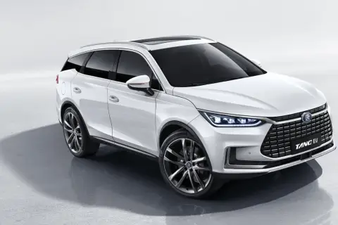 Biały BYD Tang EV, nowoczesny SUV z eleganckimi liniami i sportowymi felgami, gotowy na każdą podróż.