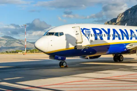 Samolot Ryanair na lotnisku, gotowy do startu. Czas sprawdzić, ile się leci na Sycylię!