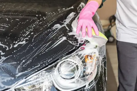 Jak umyć auto przed woskowaniem, aby uniknąć zarysowań i smug