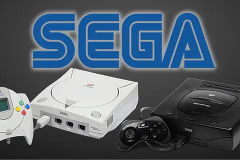 Konsola Sega Saturn i Dreamcast z kontrolerami. Idealne do grania w gry z epoki, nawet na emulatorze Sega Saturn.