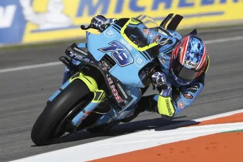 Pecco Bagnaia hoy, inclinado en su Aprilia azul y amarilla, demostrando su habilidad en la pista.