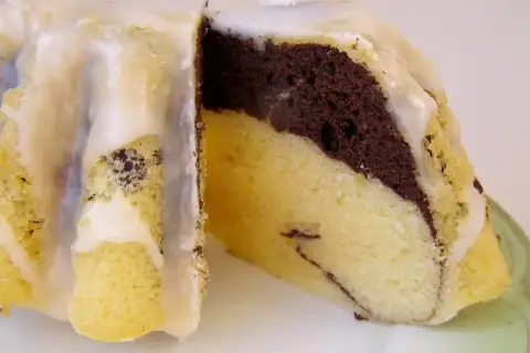 Wilgotna babka marmurkowa, idealna na deser. Ten przepis na babkę gotowaną jest prosty i pyszny.
