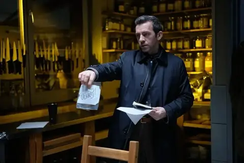 Mężczyzna w ciemnym płaszczu trzyma woreczek z napisem "Uciekaj!". Czy to wskazówka z serialu "Nieobecni", kiedy?