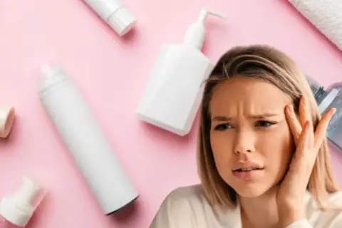 Mujer con expresión de duda rodeada de envases de cosméticos, algunos con diseño ondulado.