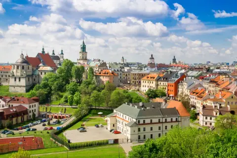 Malowniczy widok na Lublin, gdzie zabytkowa architektura i zieleń tworzą niepowtarzalne lubelszczyzna atrakcje.