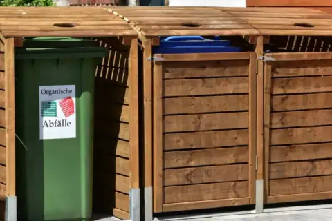 Estetyczne ukrycie śmietnika: Pomysły, koszty i prawo budowlane