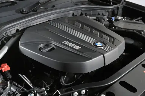 Silnik BMW z napisem "BMW" i logo marki. N47d20c to jego oznaczenie.