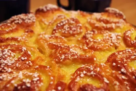 En gyllene butterkaka med vaniljkräm, toppad med pärlsocker. Perfekt för fikat!