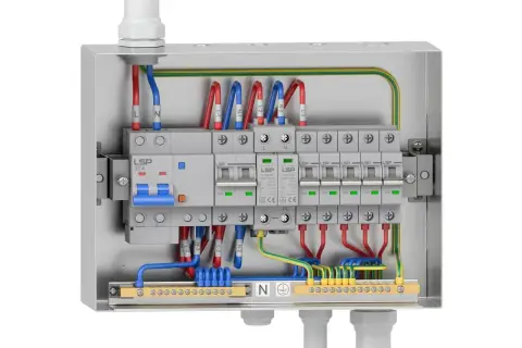Wnętrze metalowej skrzynki elektrycznej z wyłącznikiem głównym i kilkoma mniejszymi, połączonymi przewodami.