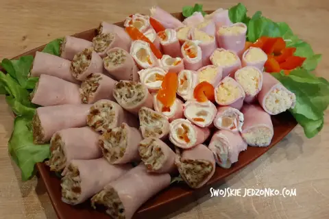 Pyszne przystawki na imprezę: roladki z szynki z serkiem i warzywami, a także z farszem z kaszy i ziaren.