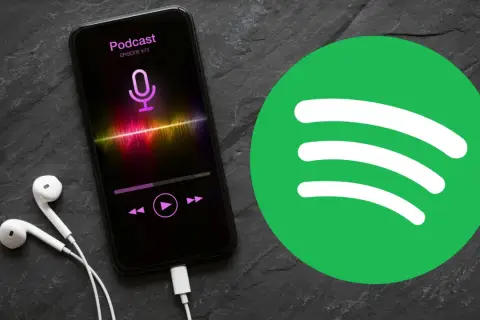 Słuchawki i smartfon z aplikacją do podcastów na tle logo Spotify. Idealny zestaw do słuchania ulubionych audycji.