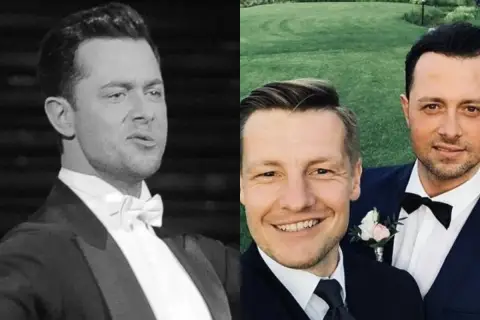 Cezary Olszewski w garniturze i z żoną na ślubie.