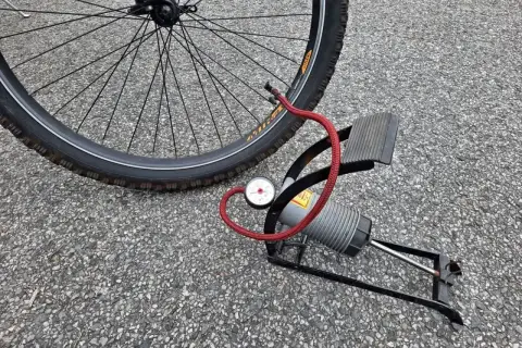 Pompka rowerowa z manometrem podłączona do wentyla schrader. Jak pompować? Proste!