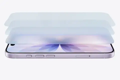 Warstwowa folia ochronna na ekran iPhone'a. Dowiedz się, jak wyczyścić iPhone, aby idealnie ją zaaplikować.