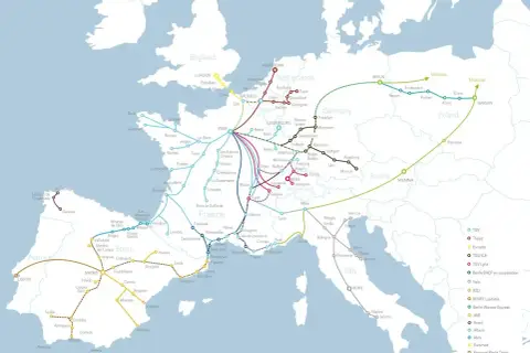Mapa Europy z zaznaczonymi trasami pociągów, idealna do planowania podróży z biletem Interrail.