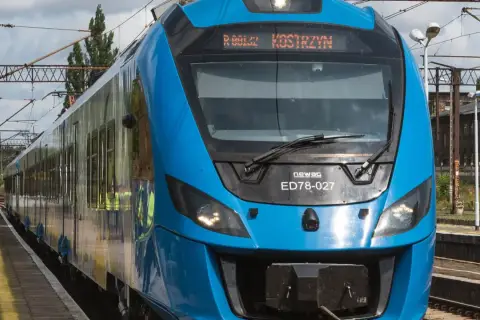 Błękitny pociąg Newag ED78-027 z napisem "Kostrzyn" na wyświetlaczu, gotowy do podróży z Berlina.