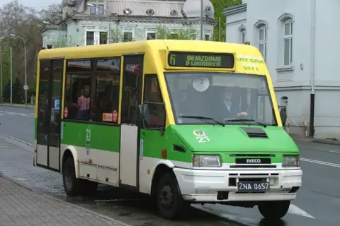 Zielona góra w Lublinie, autobus linii 6 z napisem "Objazdowa Długosza".