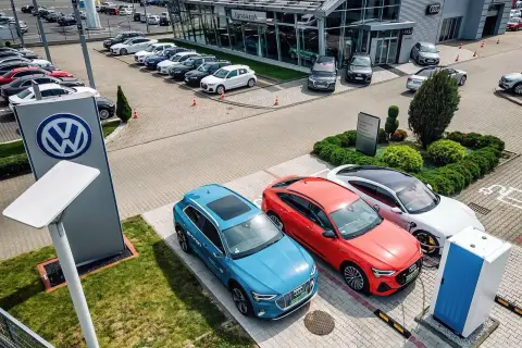 Salon samochodowy Audi z nowymi autami elektrycznymi. Warto sprawdzić showroom opinie przed zakupem.