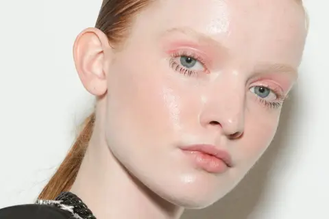 Piel luminosa y maquillaje suave en ojos y labios. Un rostro que busca el mejor contorno de ojos 60 años ocu.