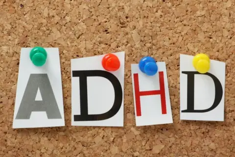 Litery "ADHD" przypięte do korkowej tablicy. Czy ADHD jest dziedziczne? To pytanie nurtuje wielu.