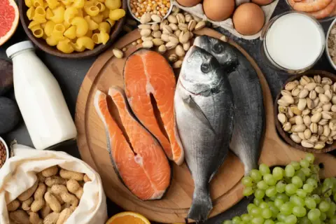 Pescado, salmón, huevos, leche, pistachos y uvas: alimentos ricos en magnesio y vitamina D para una dieta equilibrada.
