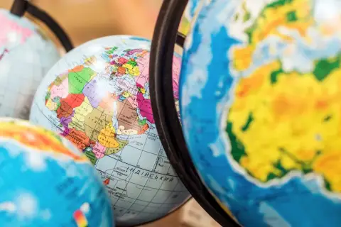 Na globusach widać Afrykę, w tym państwo Niger.