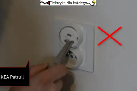 Zaślepienie gniazdka elektrycznego za pomocą IKEA Patrull. Czerwony krzyżyk oznacza zakaz.