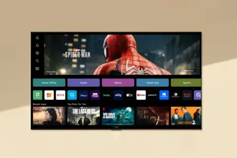 Interfejs webOS TV z filmem Spider-Man na ekranie. Widoczne ikony aplikacji: Netflix, HBO Max, Hulu, Prime Video, Disney+, Apple TV, Peacock, Tubi.