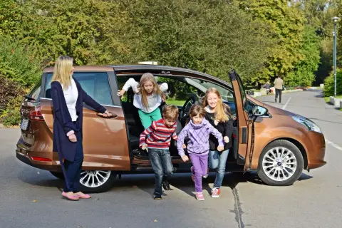 Dzieci wysiadają z samochodu. Ile osób można przewozic na kategorie b? Zależy od masy pojazdu i liczby miejsc.