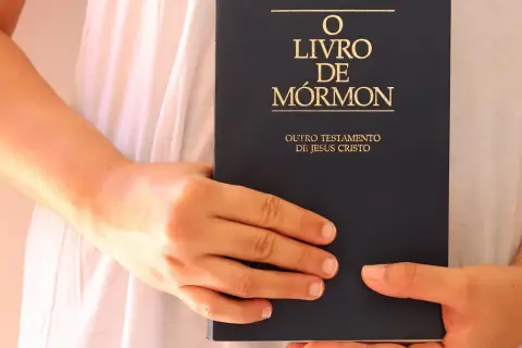 Dłonie trzymają Księgę Mormona, która jest innym testamentem Jezusa Chrystusa, ważną dla Kościoła Jezusa Chrystusa Świętych w Dniach Ostatnich.