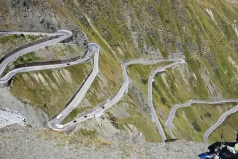 Najlepsze trasy motocyklowe w Alpach - emocjonujące przygody i widoki