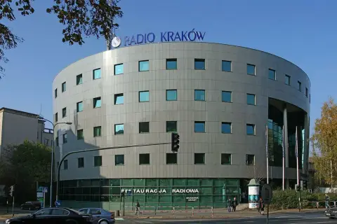 Nowoczesny budynek Radia Kraków. Sprawdź jego częstotliwość, by posłuchać lokalnych wiadomości i audycji.