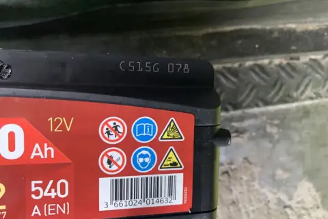 Numer seryjny akumulatora Varta: C515G 078. Widoczne oznaczenia 12V, 540 A (EN) i symbole ostrzegawcze.
