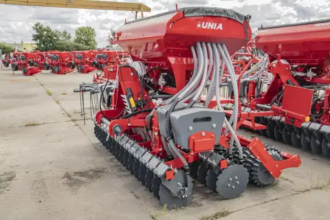 Czerwone siewniki Unia Grudziądz gotowe do pracy na polu. Nowoczesna technologia dla rolnictwa.