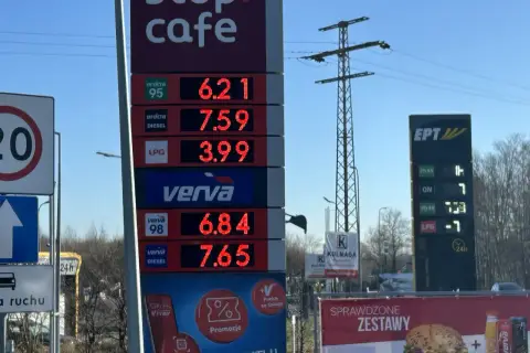 Ceny paliw na stacji: verve diesel 7,65 zł, verve 98 6,84 zł, LPG 3,99 zł. Obok tablica z cenami EPT.