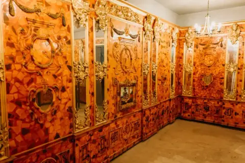 Wnętrze zdobione mozaiką z bursztynu, złote ornamenty i lustra tworzą magiczną atmosferę. To mamerki bursztynowa komnata.