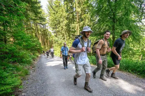 Grupo de excursionistas disfrutando de rutas de senderismo para principiantes en un bosque frondoso.