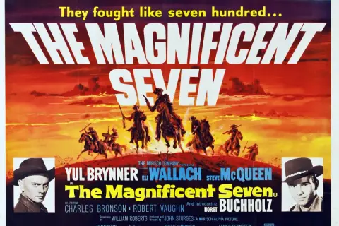 Plakat filmu "Siedmiu wspaniałych obsada" z Yulem Brynnerem i Steve'em McQueenem. Siedmiu rewolwerowców na koniach w westernowym krajobrazie.
