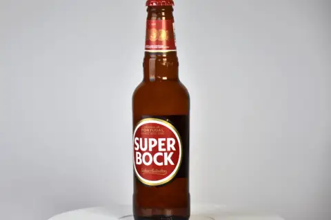 Butelka piwa Super Bock, portugalskiego specjału z charakterystyczną czerwoną etykietą.