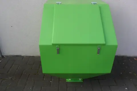 Zielony zasobnik do pieca na ekogroszek Pleszew, wykonany z metalu, z dwoma pokrywami i zatrzaskami.